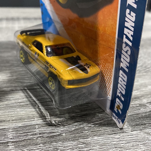 Hot Wheels | Main Street 11’ #9/10 Cars: 1970 Ford Mustang Mach 1 - 1:64 Scale - Picture 8 of 14